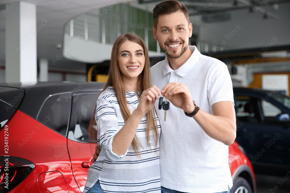 woman and man looking to buy a Used Hyundai Kona 