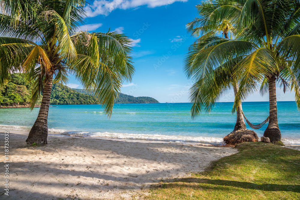 Holidays: Expert Selected for UK Travellers & Online Booking 1 Beautiful tropical island beach - Travel summer holidays